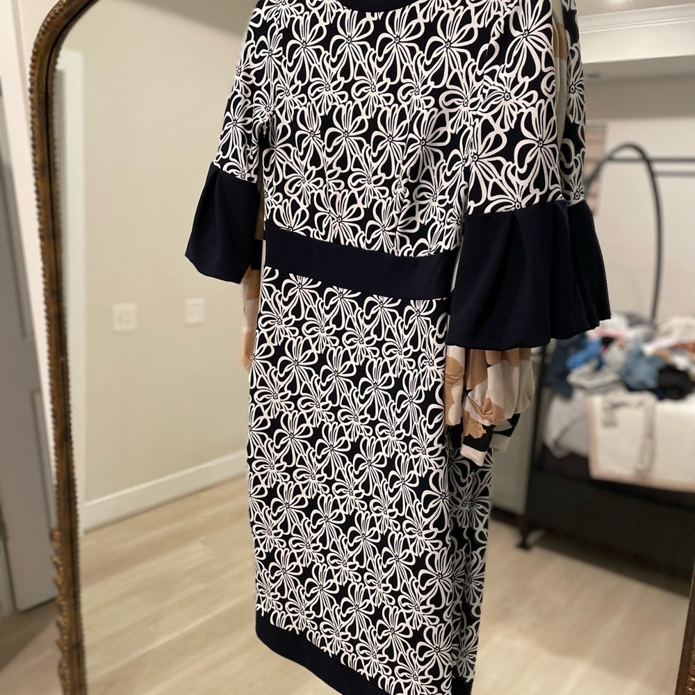 NWOT Lila Kass Navy and White floral sheath dress stretch comfy size 4